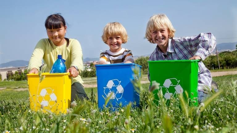 Enfant en train de recycler