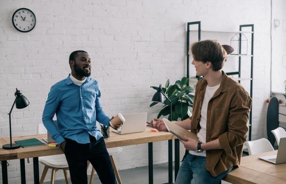 Le miroir connecté chez Suricats Consulting, un pont digital entre personnes et compétences Discussion entre deux chefs de projet