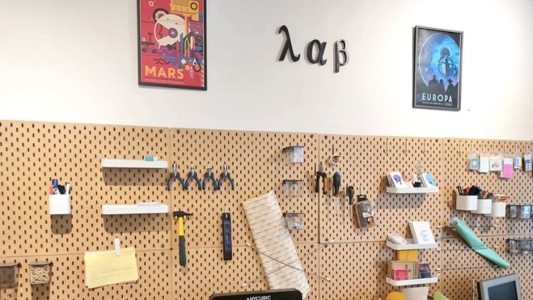 Le miroir connecté chez Suricats Consulting, un pont digital entre personnes et compétences Le lab Suricats