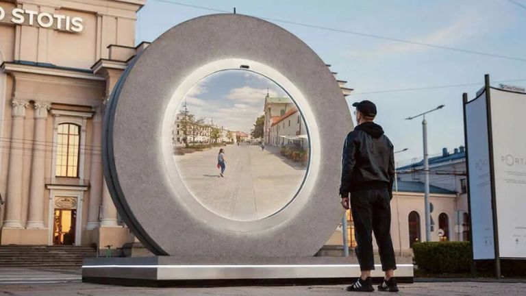 Le miroir connecté chez Suricats Consulting, un pont digital entre personnes et compétences Projet Vilnius