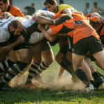Un groupe de joueurs de rugby engagés dans une mêlée.