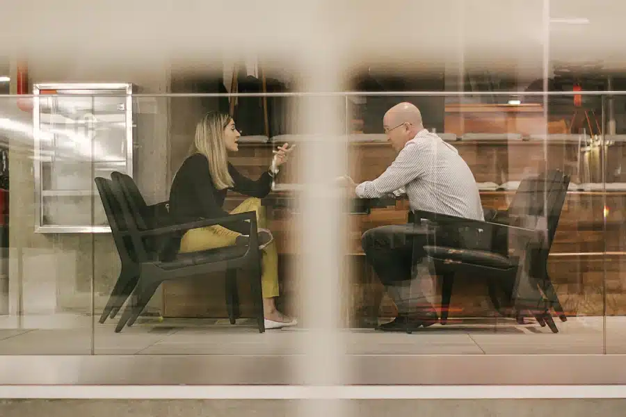 deux managers discutant dans un bureau moderne