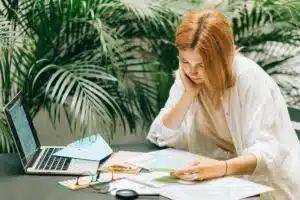 Professionnelle analysant des données ESG sur ordinateur dans un bureau moderne