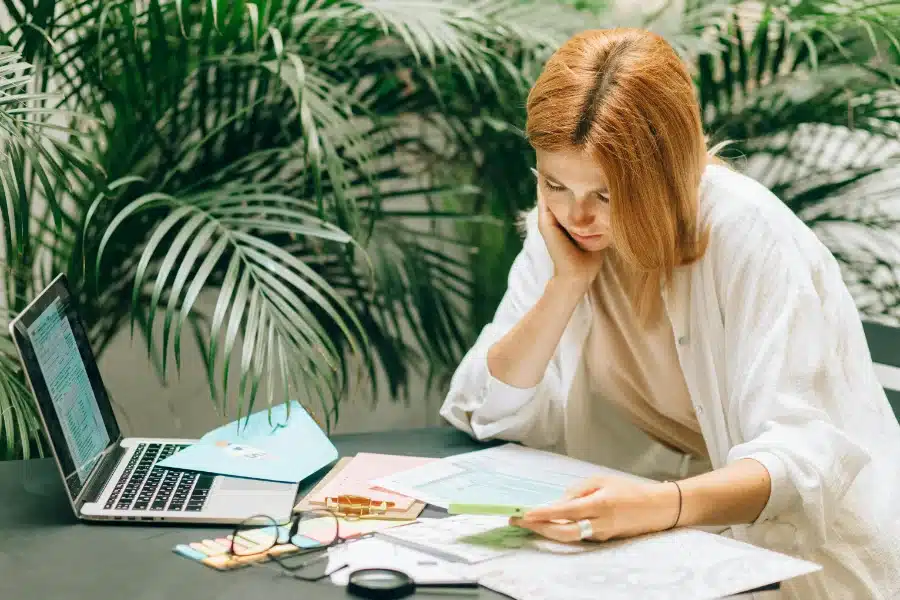 Professionnelle analysant des données ESG sur ordinateur dans un bureau moderne