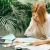 Professionnelle analysant des données ESG sur ordinateur dans un bureau moderne